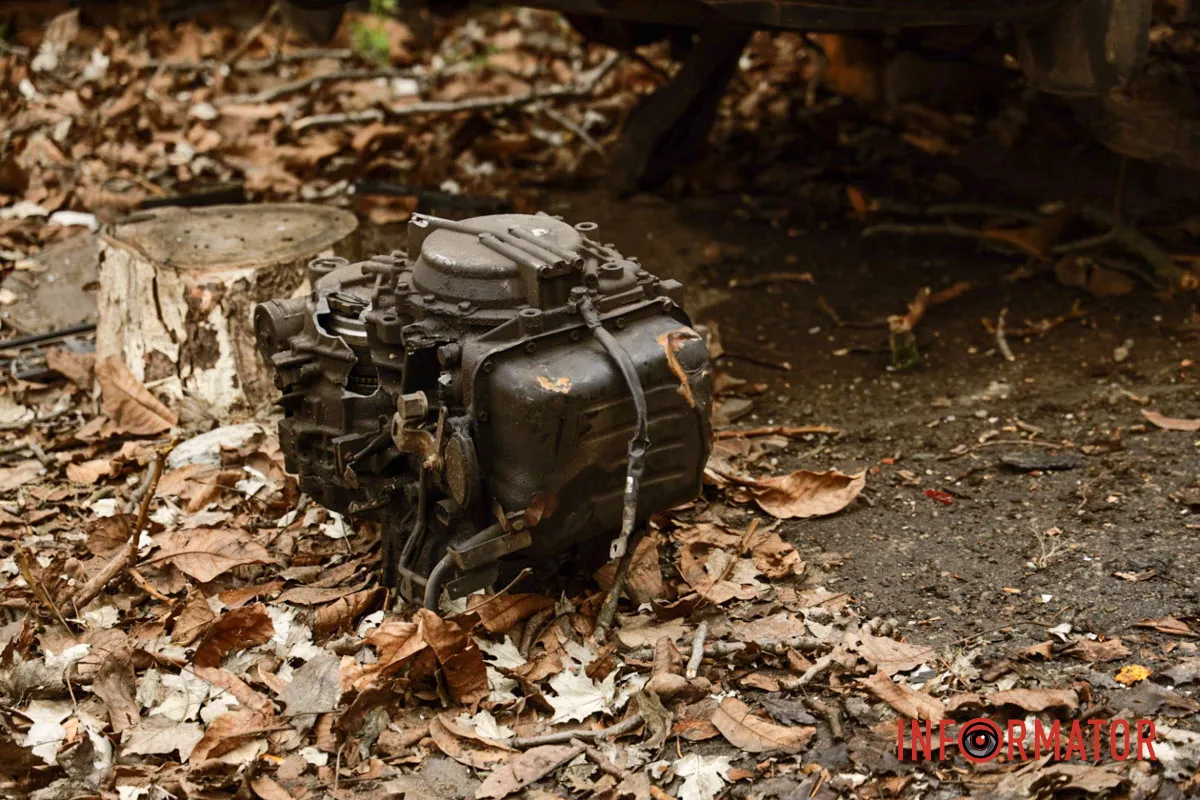 Уламки ворожих дронів Згорілі авто, вибиті вікна, сліди пожежі: як у Дніпрі виглядає місце нічної ворожої атаки 11