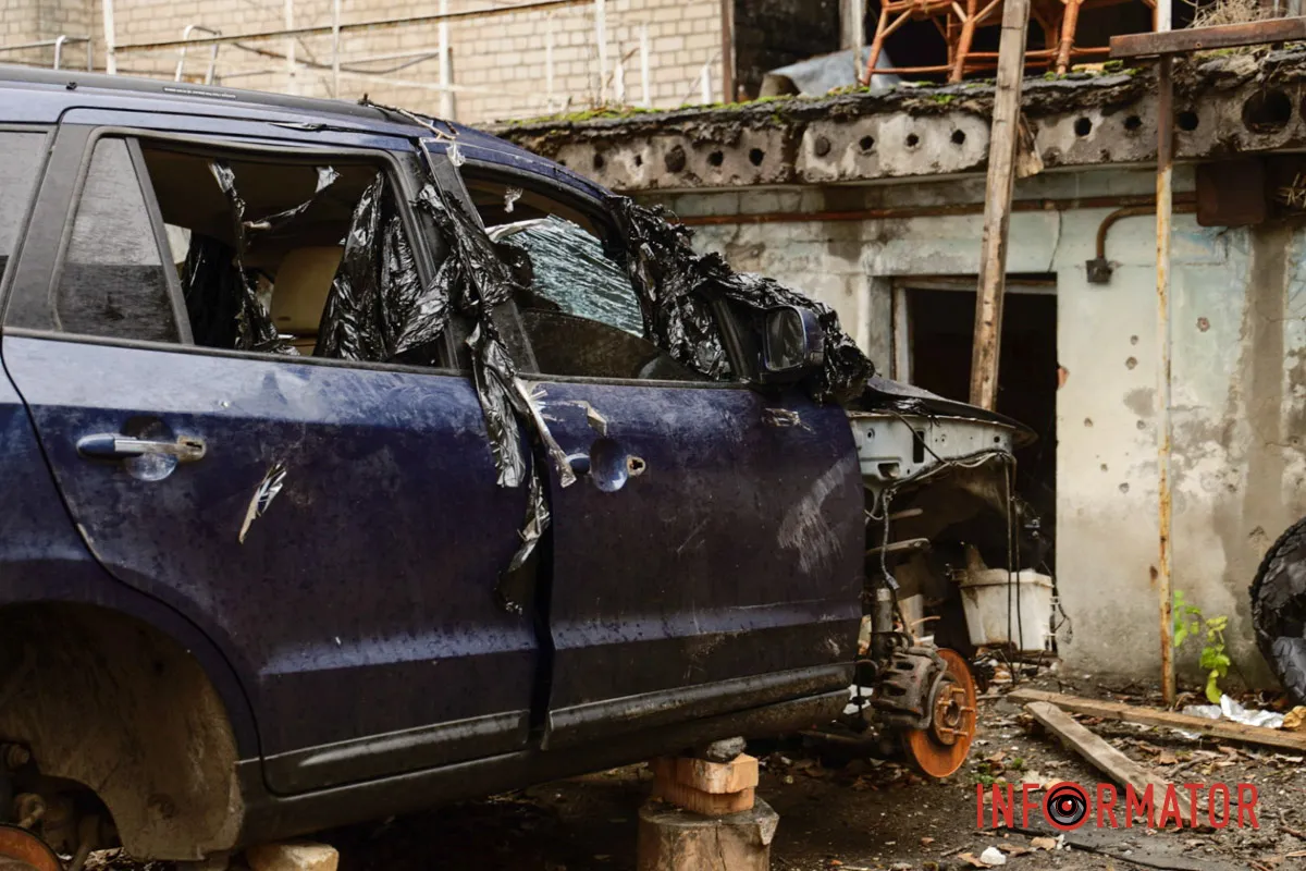 Приймають заяви про пошкоджене майно Згорілі авто, вибиті вікна, сліди пожежі: як у Дніпрі виглядає місце нічної ворожої атаки 16