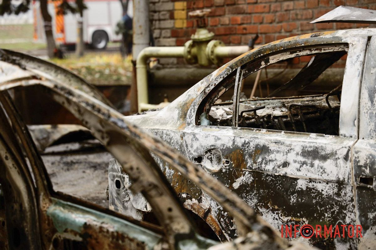 Те, що залишилося від припаркованих автівок Згорілі авто, вибиті вікна, сліди пожежі: як у Дніпрі виглядає місце нічної ворожої атаки 19