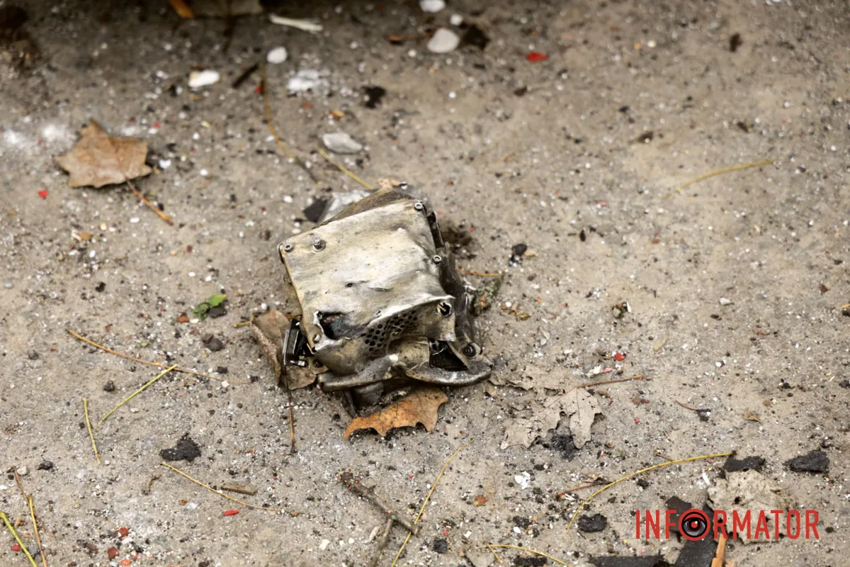 Залізяччя з російських безпілотників Згорілі авто, вибиті вікна, сліди пожежі: як у Дніпрі виглядає місце нічної ворожої атаки 25