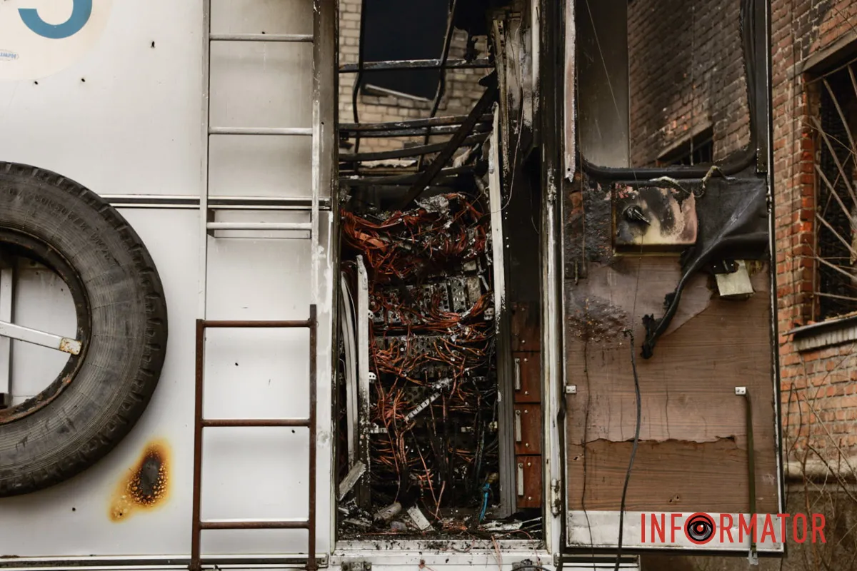 Згоріла і кіностудія "Контрабас" Згорілі авто, вибиті вікна, сліди пожежі: як у Дніпрі виглядає місце нічної ворожої атаки 27