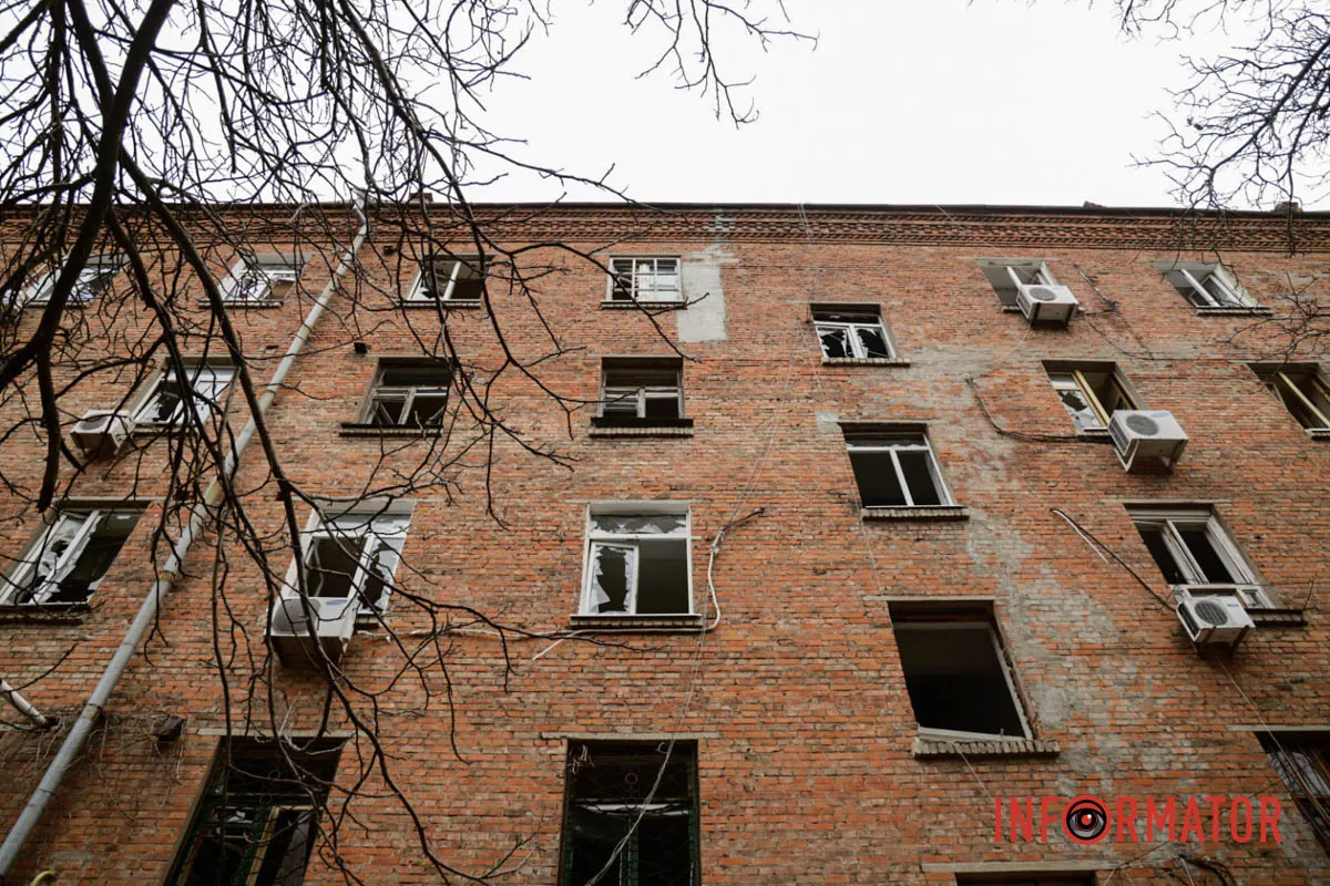 Інформатор також побував на місці атаки Згорілі авто, вибиті вікна, сліди пожежі: як у Дніпрі виглядає місце нічної ворожої атаки 23