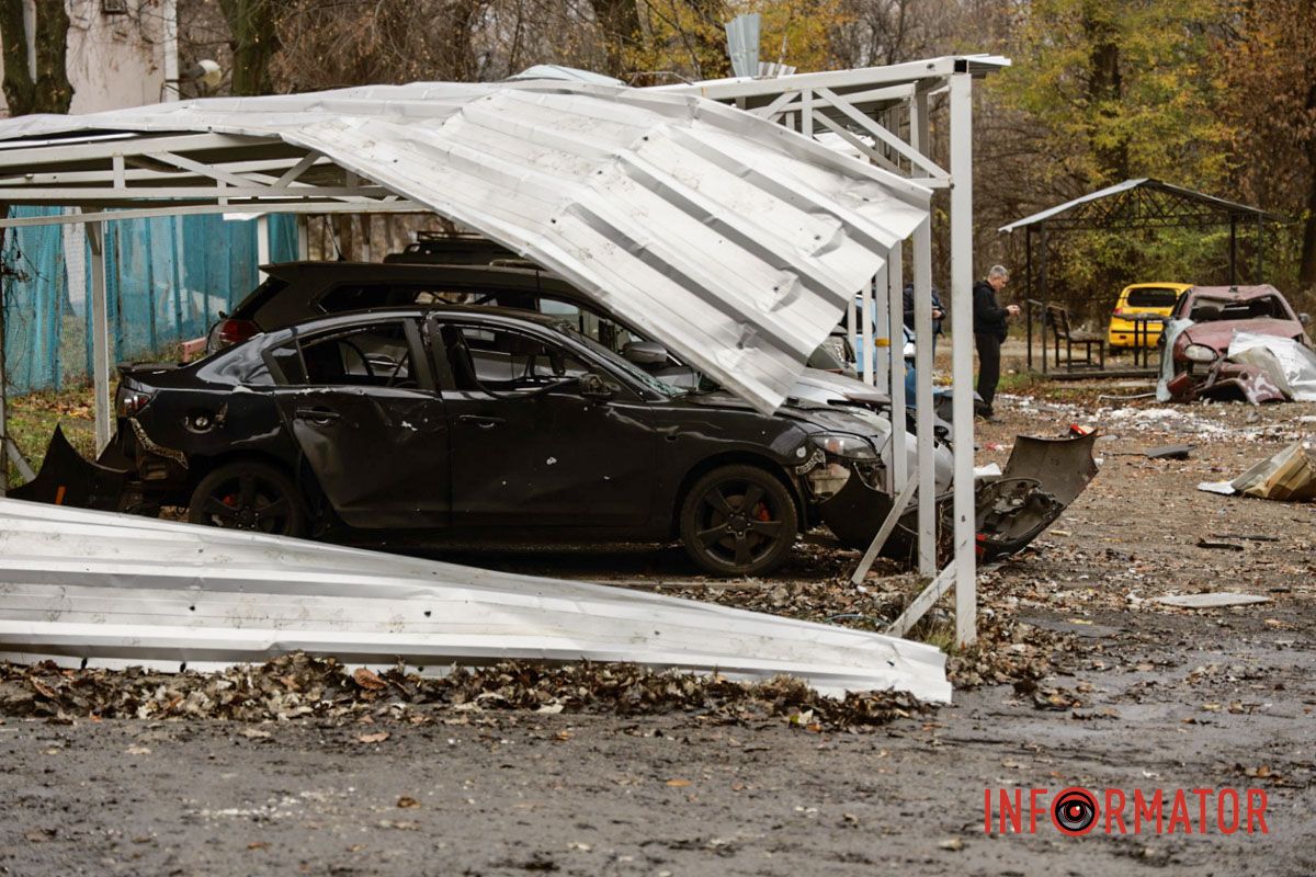 Навряд підлягають відновленню Згорілі авто, вибиті вікна, сліди пожежі: як у Дніпрі виглядає місце нічної ворожої атаки 20