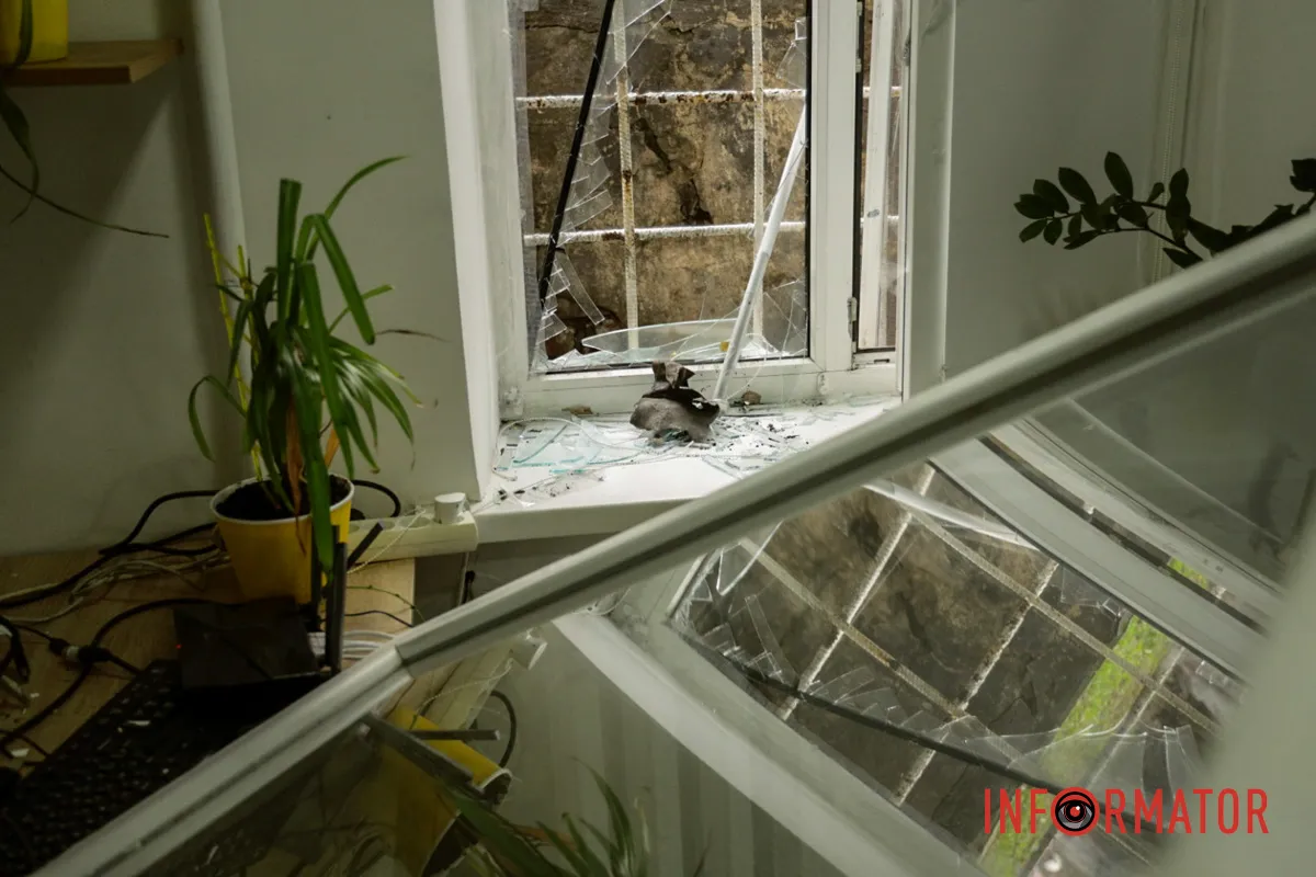 Вибуховою хвилею повибивало вікна Згорілі авто, вибиті вікна, сліди пожежі: як у Дніпрі виглядає місце нічної ворожої атаки 21