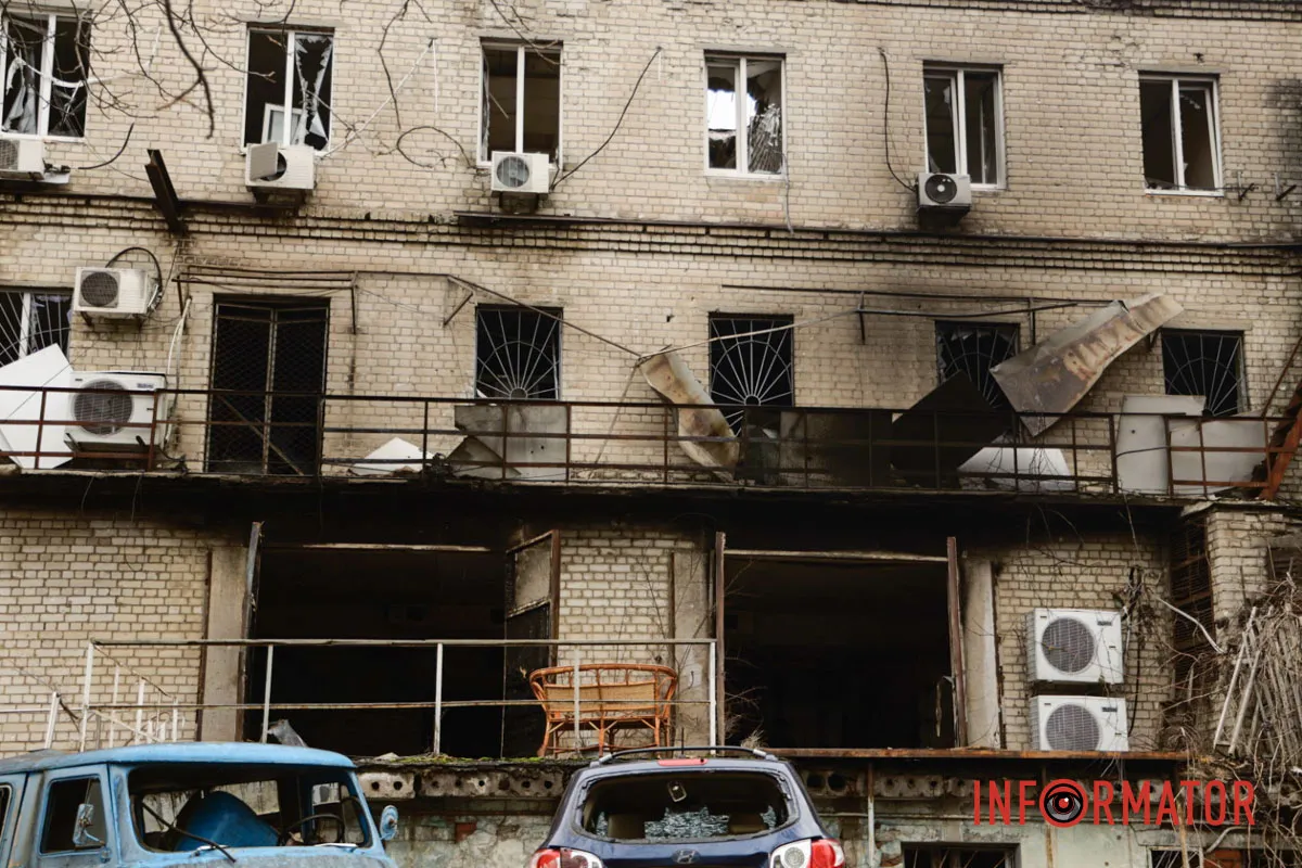 Зафіксували воєнні злочини рф Згорілі авто, вибиті вікна, сліди пожежі: як у Дніпрі виглядає місце нічної ворожої атаки 24