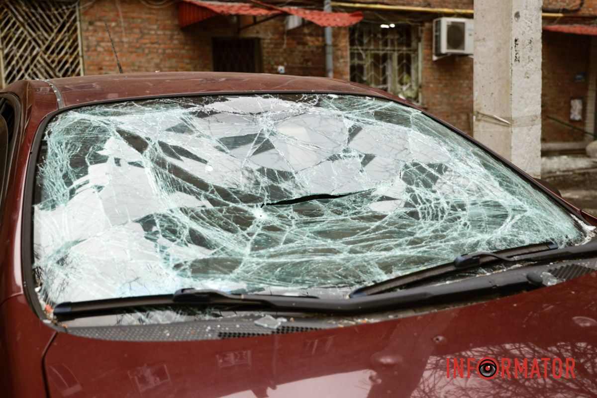 Побиті вщент транспортні засоби Згорілі авто, вибиті вікна, сліди пожежі: як у Дніпрі виглядає місце нічної ворожої атаки 26