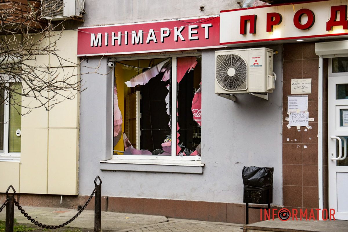 Пошкоджений магазин Згорілі авто, вибиті вікна, сліди пожежі: як у Дніпрі виглядає місце нічної ворожої атаки 22