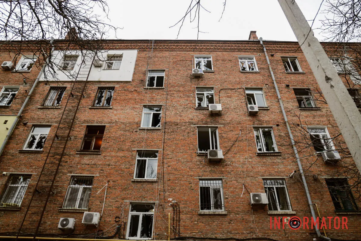 Благодійники видають плівку та плити OSB Згорілі авто, вибиті вікна, сліди пожежі: як у Дніпрі виглядає місце нічної ворожої атаки 29