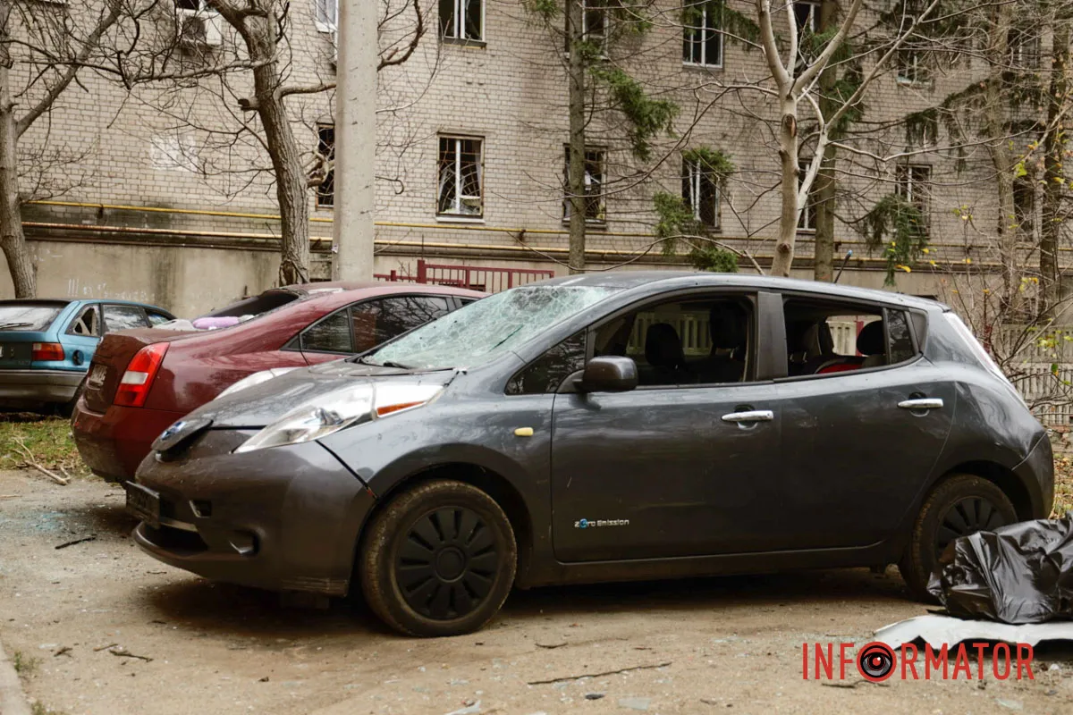 На думку рф, черговий "військовий об'єкт" Згорілі авто, вибиті вікна, сліди пожежі: як у Дніпрі виглядає місце нічної ворожої атаки 28