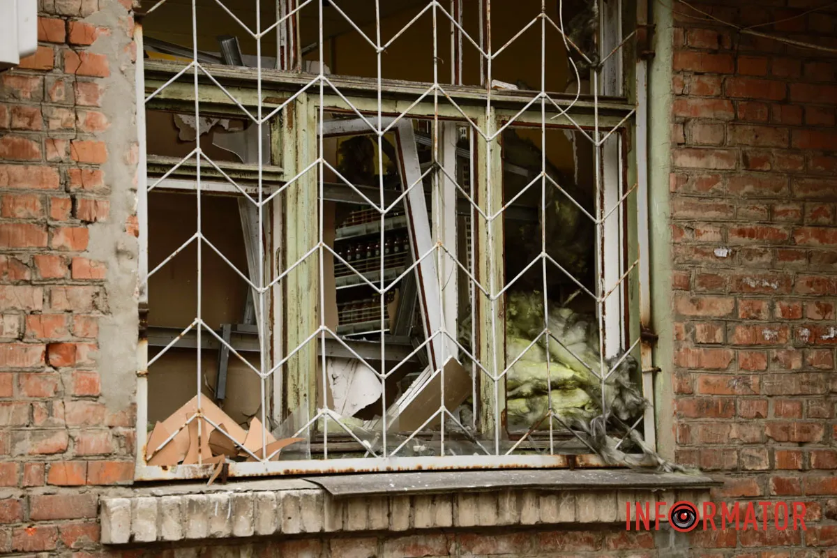 На щастя, без загиблих Згорілі авто, вибиті вікна, сліди пожежі: як у Дніпрі виглядає місце нічної ворожої атаки 33