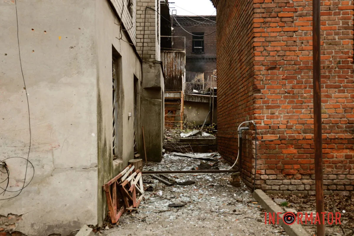 Всюди руйнування Згорілі авто, вибиті вікна, сліди пожежі: як у Дніпрі виглядає місце нічної ворожої атаки 31