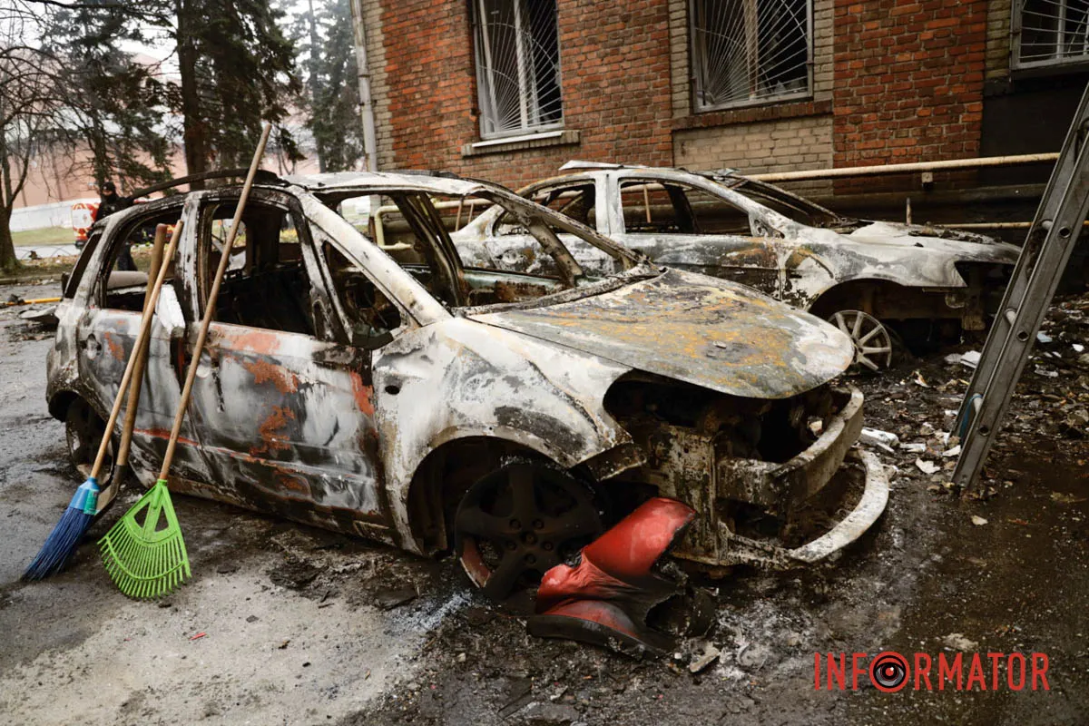 Вночі у місті пролунало більше 30 вибухів Згорілі авто, вибиті вікна, сліди пожежі: як у Дніпрі виглядає місце нічної ворожої атаки 30