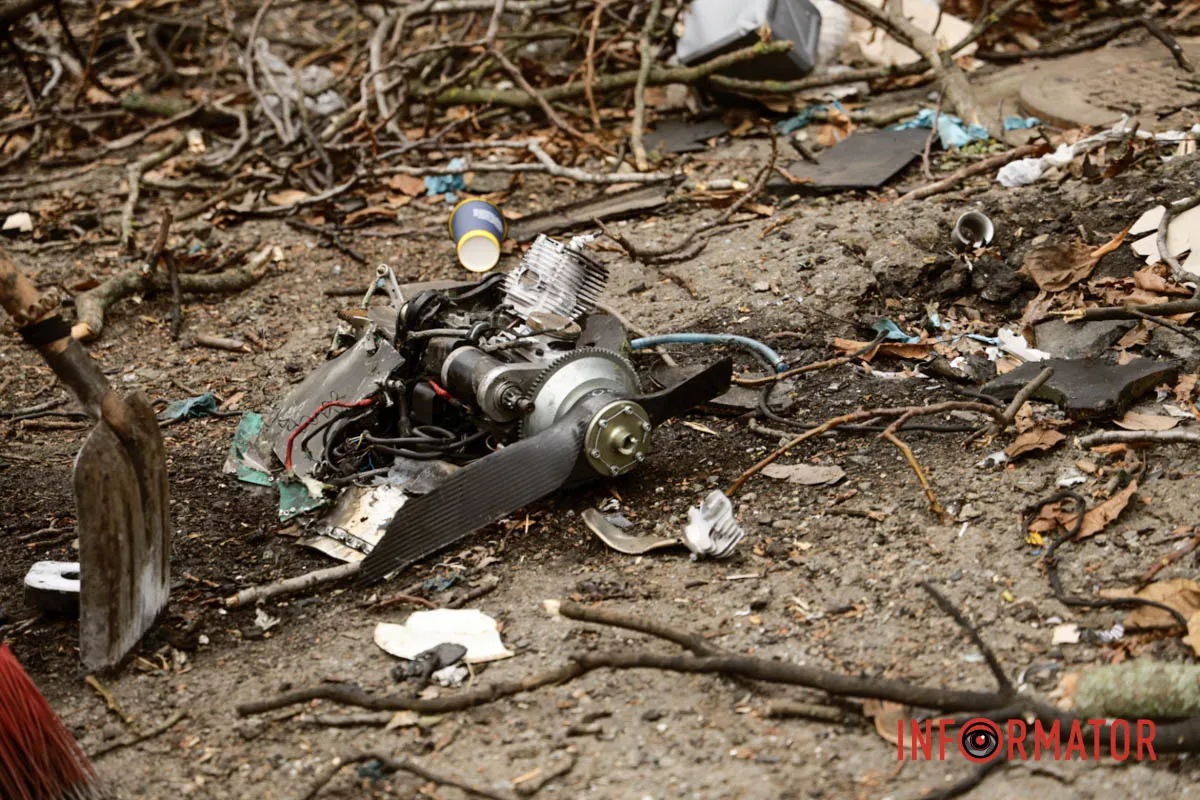 Частина ворожого безпілотника Згорілі авто, вибиті вікна, сліди пожежі: як у Дніпрі виглядає місце нічної ворожої атаки 35