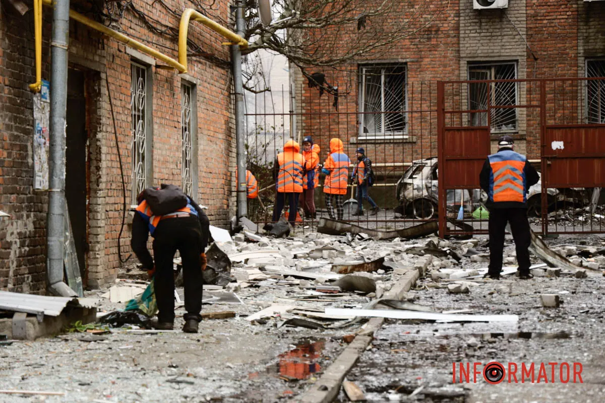 Комунальники працюють невпинно Згорілі авто, вибиті вікна, сліди пожежі: як у Дніпрі виглядає місце нічної ворожої атаки 37