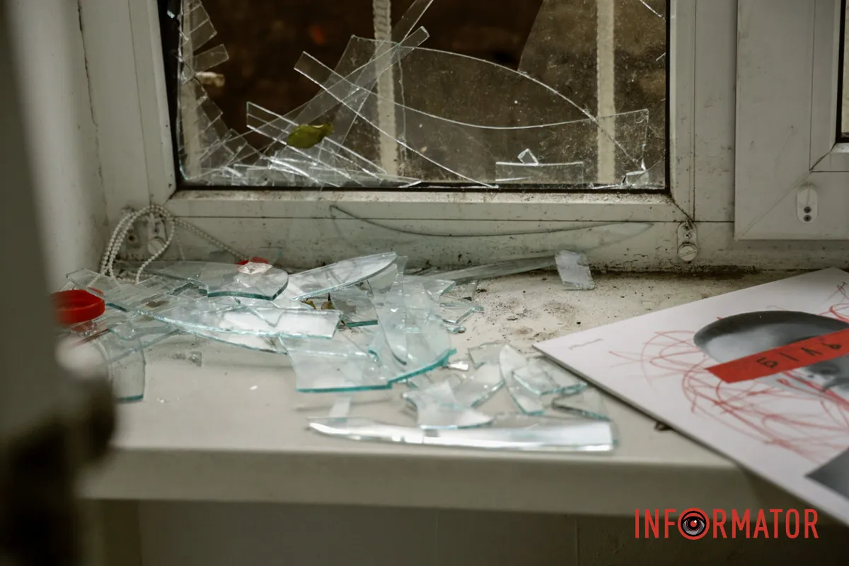 Уламки скла всюди Згорілі авто, вибиті вікна, сліди пожежі: як у Дніпрі виглядає місце нічної ворожої атаки 36