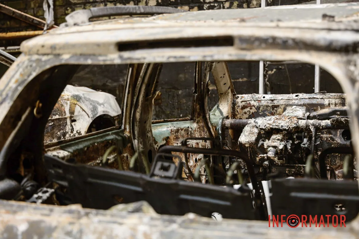 Авто згоріло вщент Згорілі авто, вибиті вікна, сліди пожежі: як у Дніпрі виглядає місце нічної ворожої атаки 38