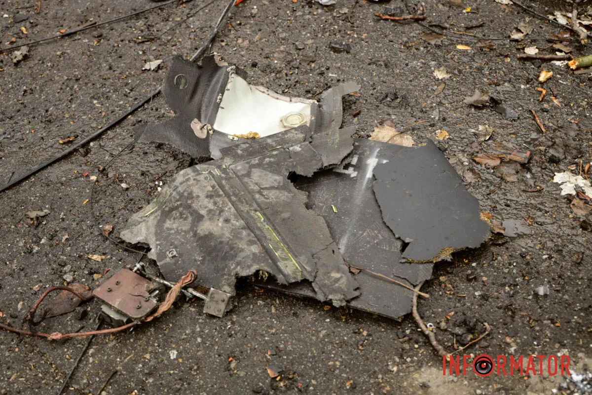 Не нехтуйте власною безпекою під час тривог! Згорілі авто, вибиті вікна, сліди пожежі: як у Дніпрі виглядає місце нічної ворожої атаки 39