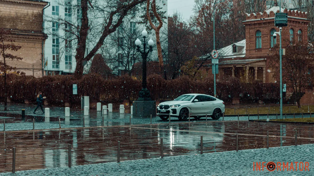 Особлива атмосфера: як виглядає перший сніг у Дніпрі