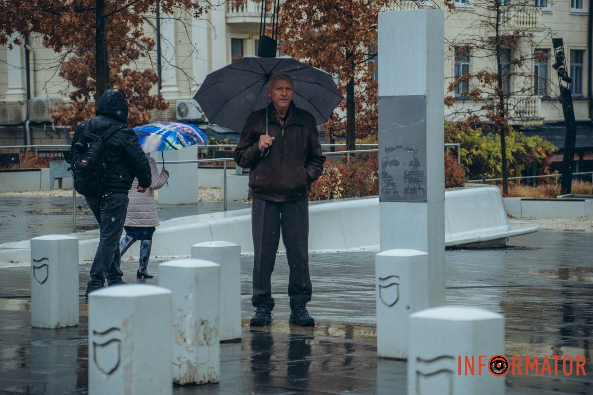 Люди з парасольками