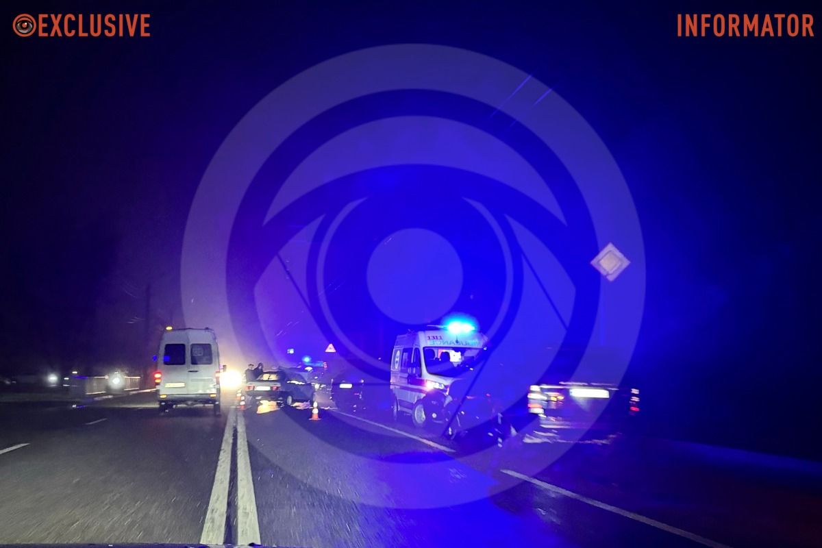 Масштабна ДТП на Набережній Перемоги у Дніпрі: на місці працюють багато поліції та «швидкі» 1