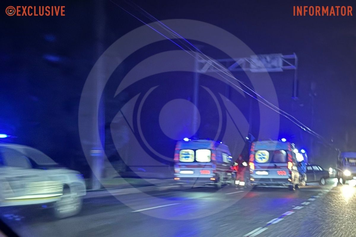 Масштабна ДТП на Набережній Перемоги у Дніпрі: на місці працюють багато поліції та «швидкі» 3