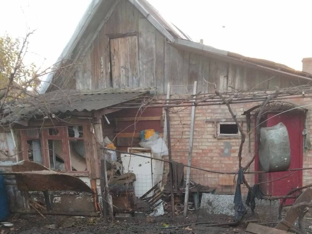 Наслідки атаки в Нікопольському районі Ворог атакував Нікопольський район FPV-дронами та артилерією: подробиці від ДніпроОВА 1