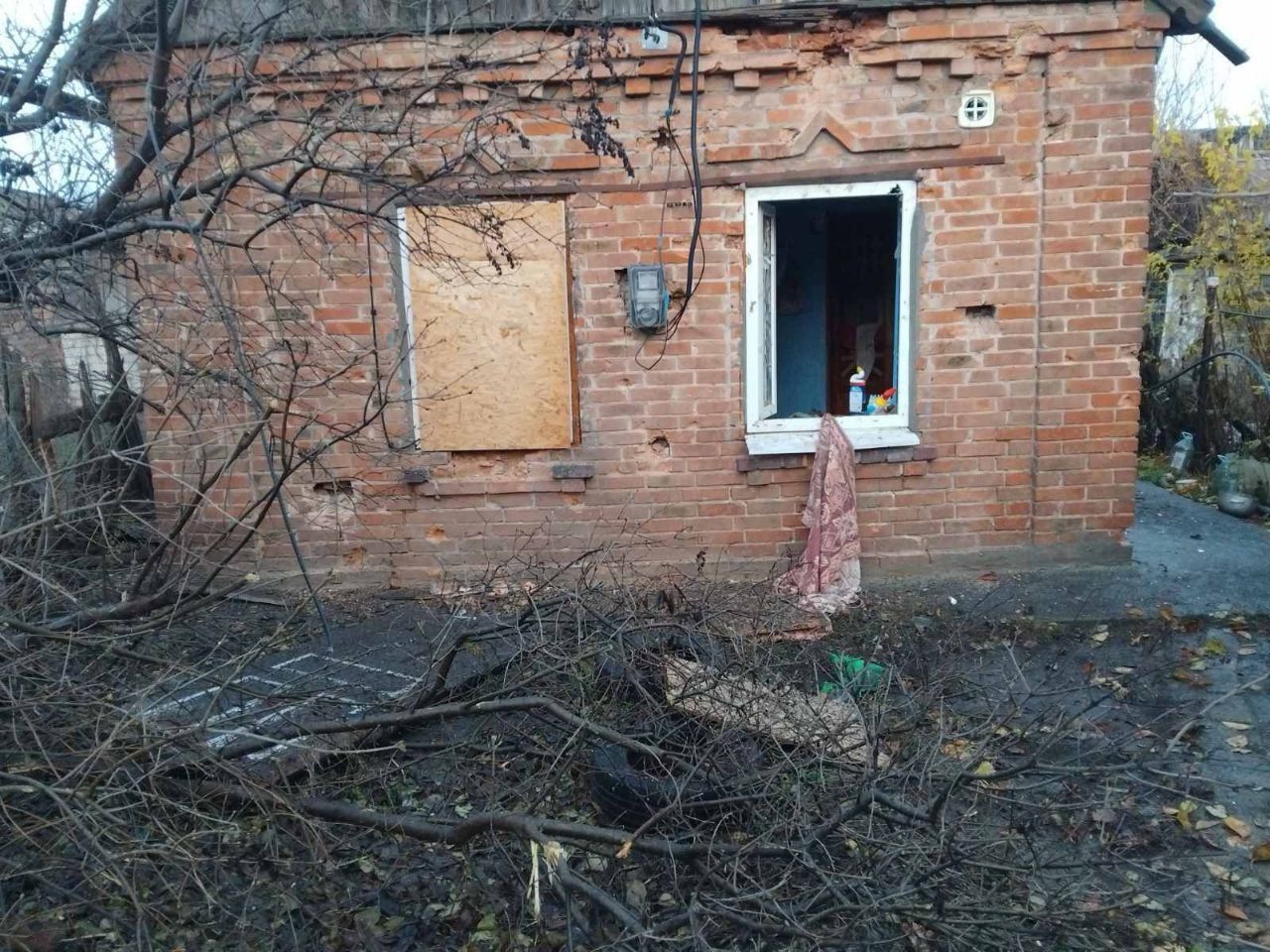 Пошкоджено будинок Ворог атакував Нікопольський район FPV-дронами та артилерією: подробиці від ДніпроОВА 2