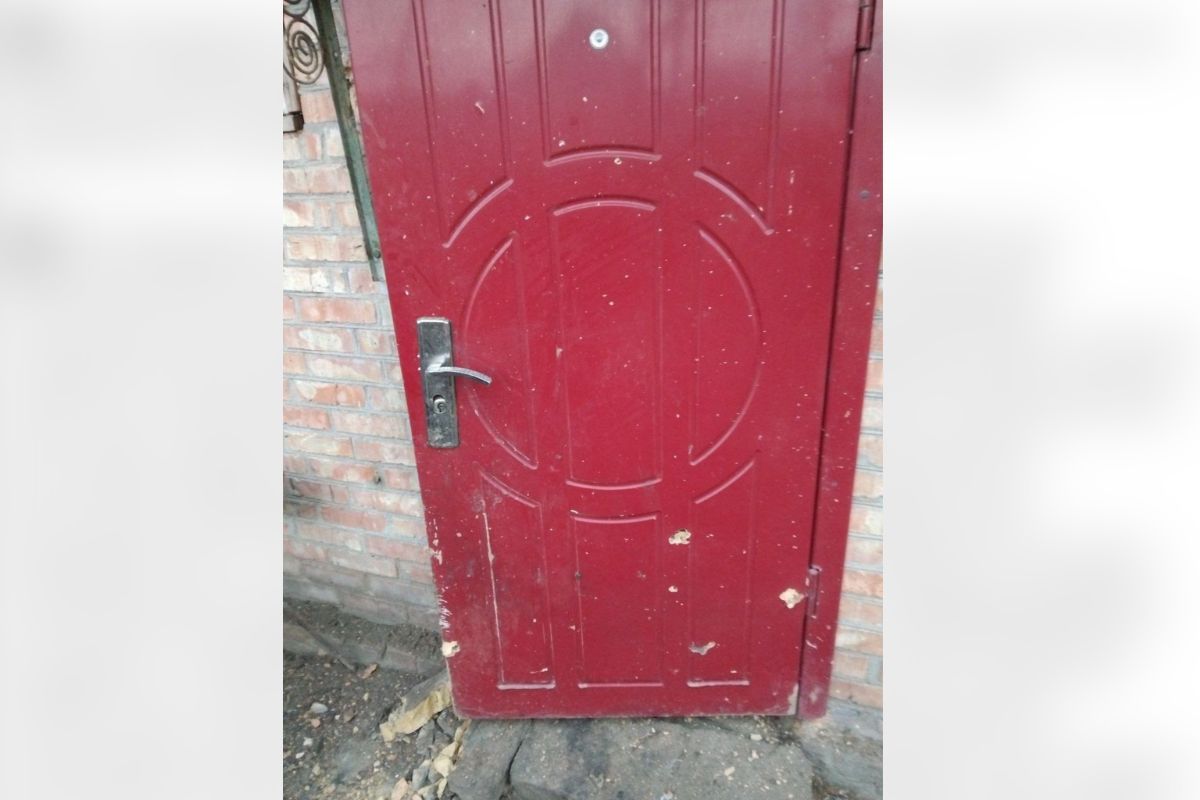 Пошкоджені двері через російську атаку Ворог атакував Нікопольський район FPV-дронами та артилерією: подробиці від ДніпроОВА 4