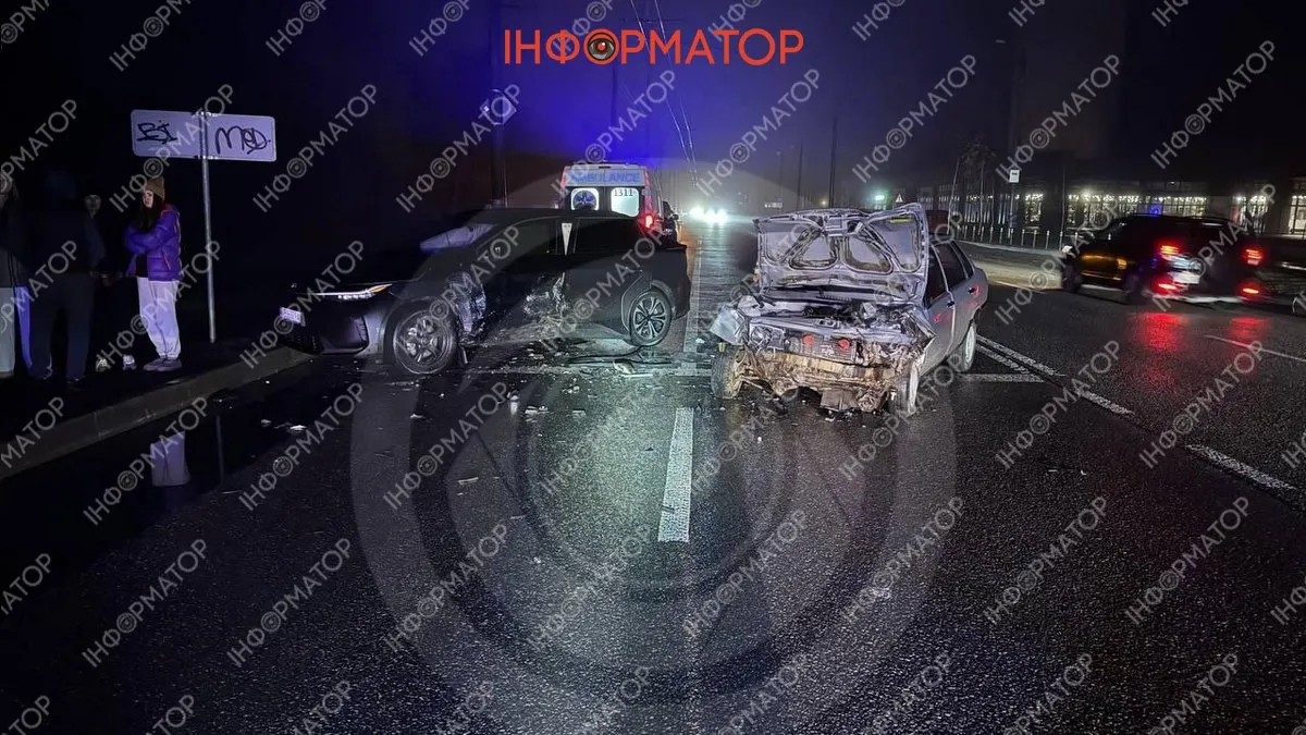 На Набережній Перемоги у Дніпрі зіткнулися ВАЗ та Toyota: загинув чоловік