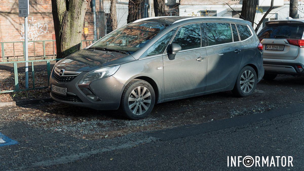 Річниця ями на Івана Акінфієва: у Дніпрі цілий рік не можуть залатати яму, в яку провалився Opel