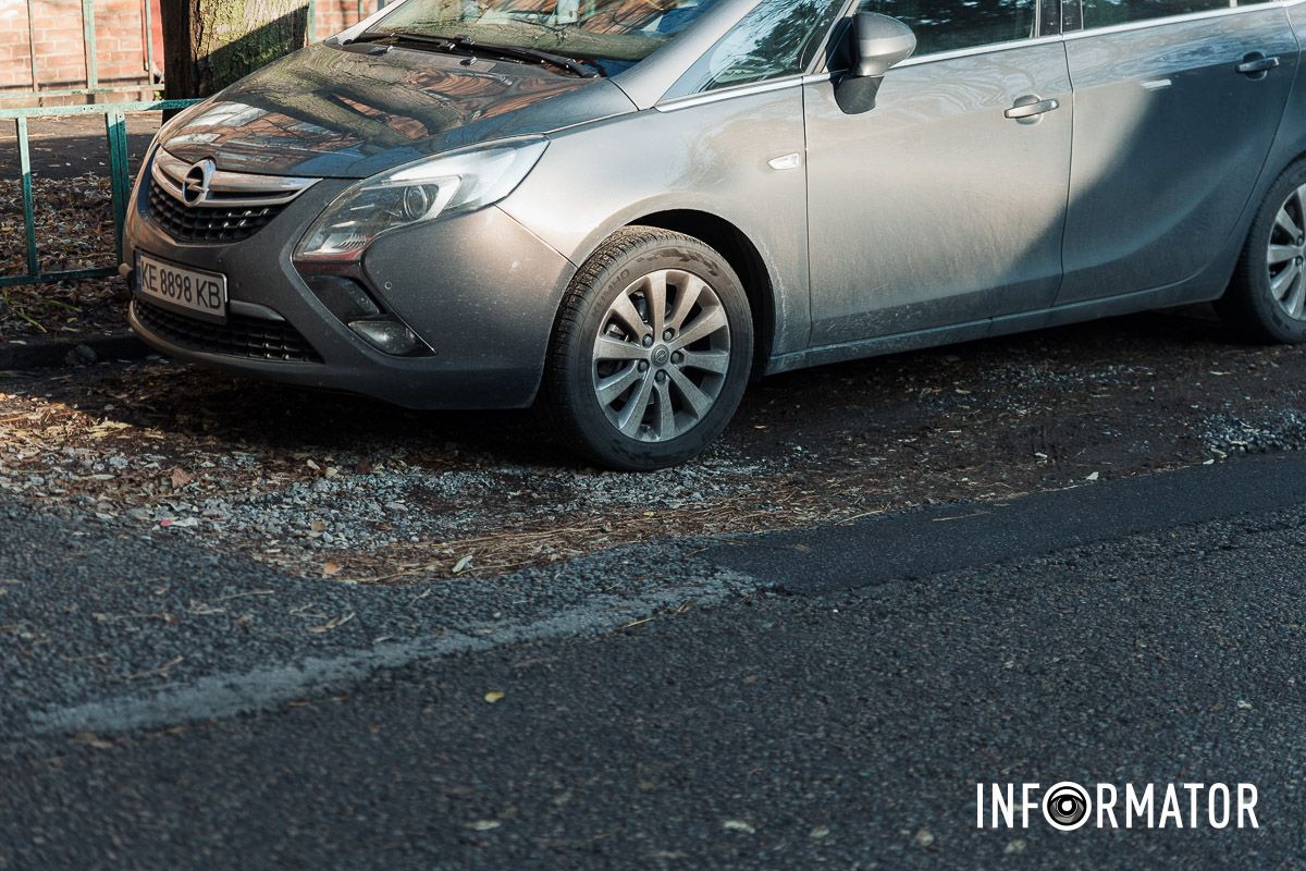 Річниця ями на Івана Акінфієва: у Дніпрі цілий рік не можуть залатати яму, в яку провалився Opel 2
