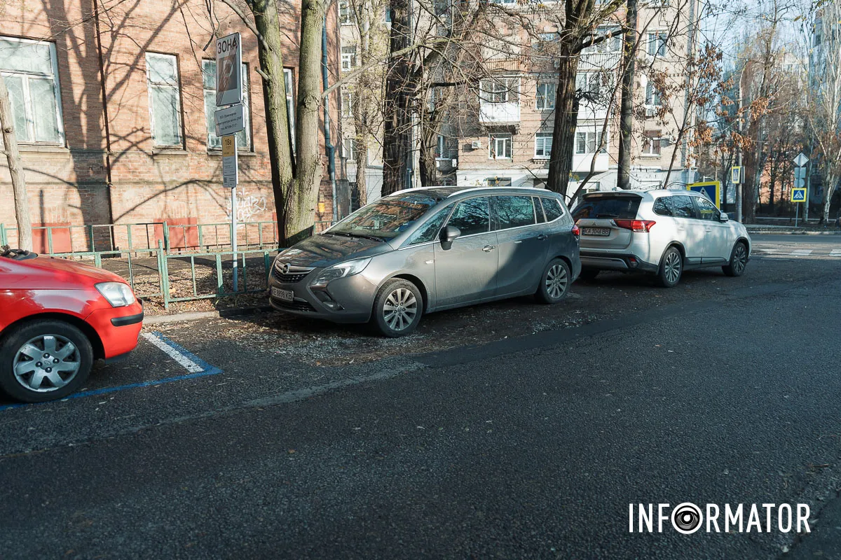 Річниця ями на Івана Акінфієва: у Дніпрі цілий рік не можуть залатати яму, в яку провалився Opel 6