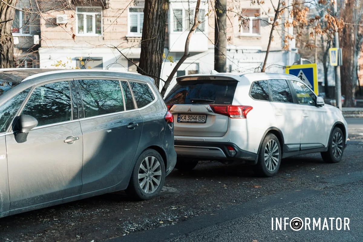 Річниця ями на Івана Акінфієва: у Дніпрі цілий рік не можуть залатати яму, в яку провалився Opel 4