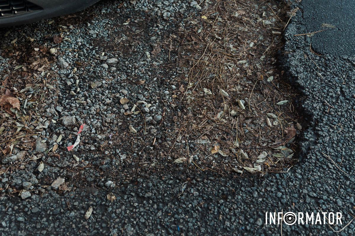 Річниця ями на Івана Акінфієва: у Дніпрі цілий рік не можуть залатати яму, в яку провалився Opel 5