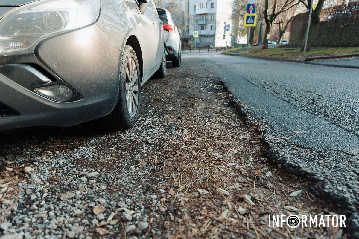 Річниця ями на Івана Акінфієва: у Дніпрі цілий рік не можуть залатати яму, в яку провалився Opel 3