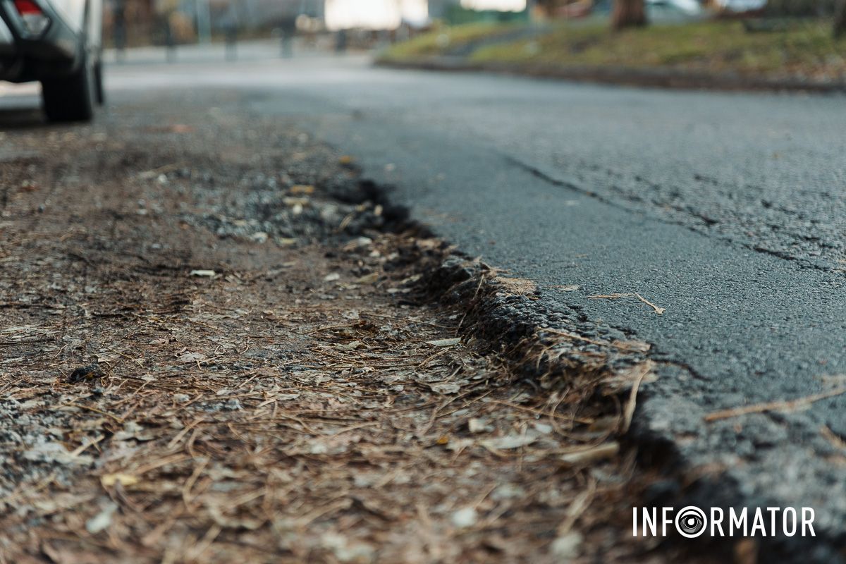 Річниця ями на Івана Акінфієва: у Дніпрі цілий рік не можуть залатати яму, в яку провалився Opel 1