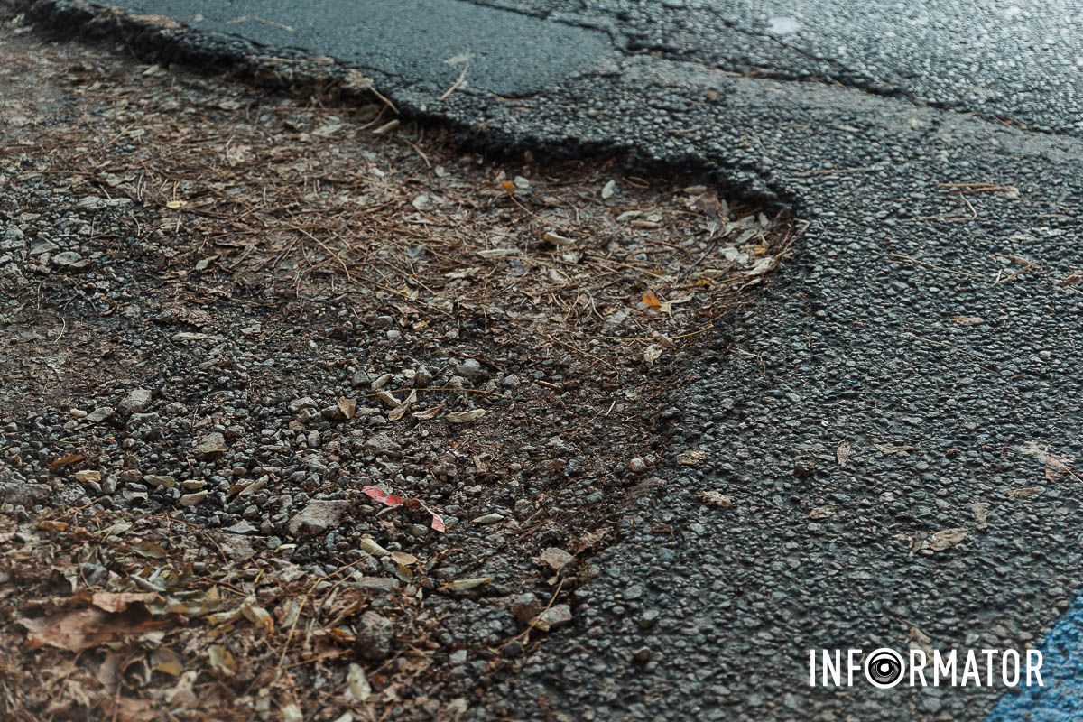 Річниця ями на Івана Акінфієва: у Дніпрі цілий рік не можуть залатати яму, в яку провалився Opel 7