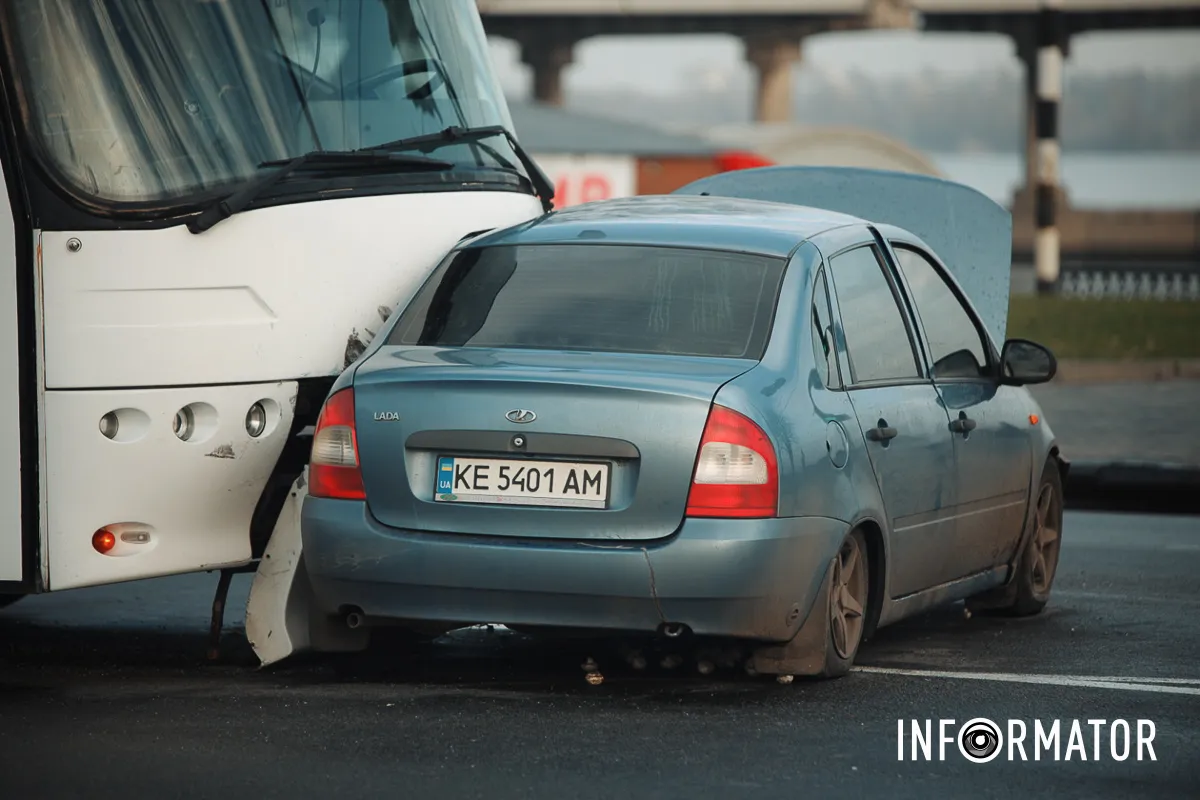 Удар по легкові автівці прийшовся просто в бокову частину