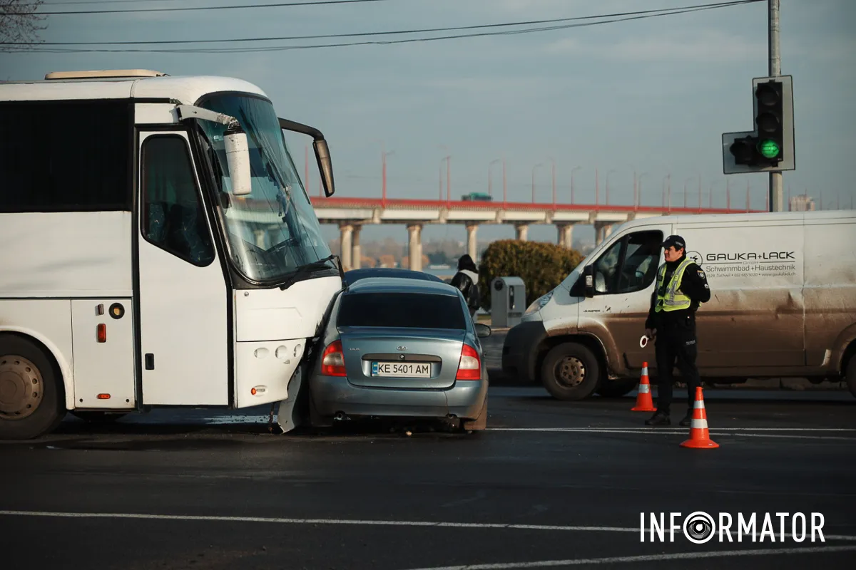 За словами водія автобуса, керманич легковика міг заснути за кермом або йому стало зле
