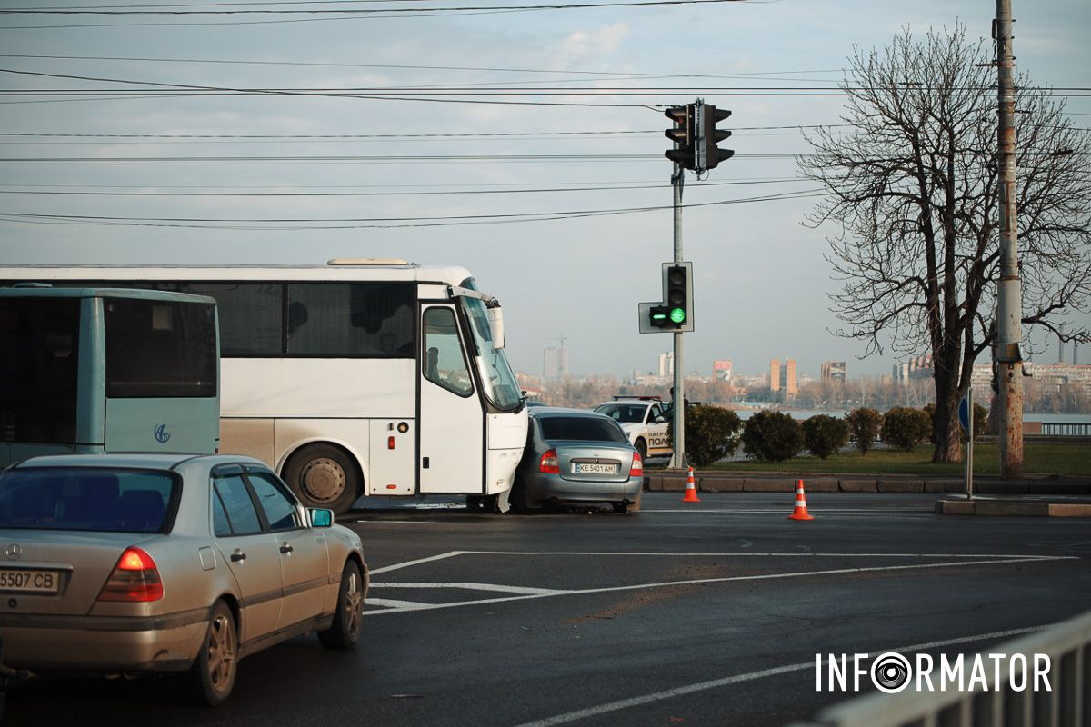 На перехресті перед автобусом виїхала Lada