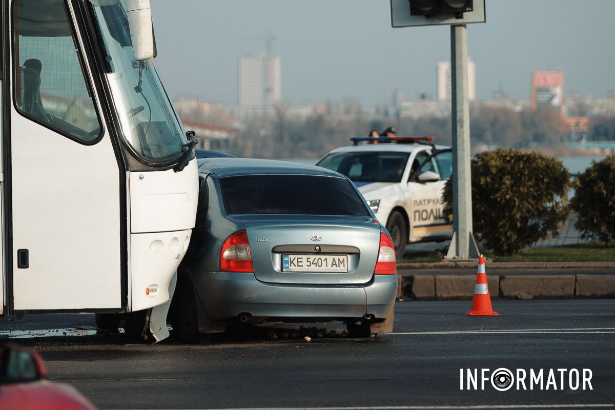 За попередньою інформацією від патрульних поліцейських, автобус рухався по Січеславській Набережній у бік Фестивального причалу