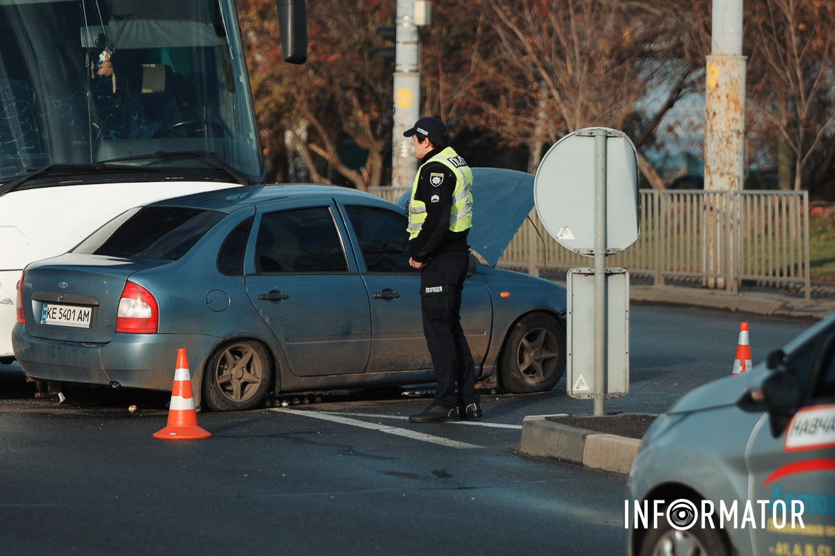 Біля цирку зіткнулись автобус та Lada