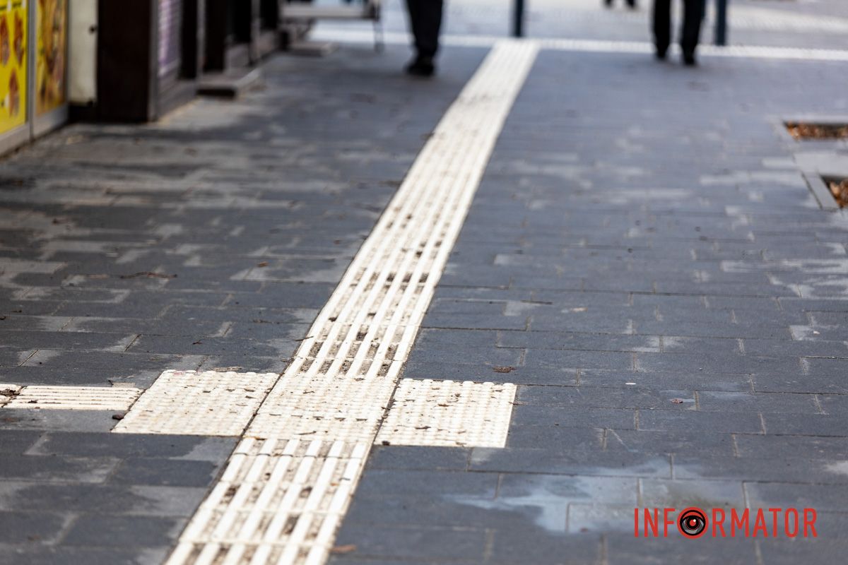 Вперше у Дніпрі поклали білу тактильну плитку: як змінилась вулиця Незалежності 1