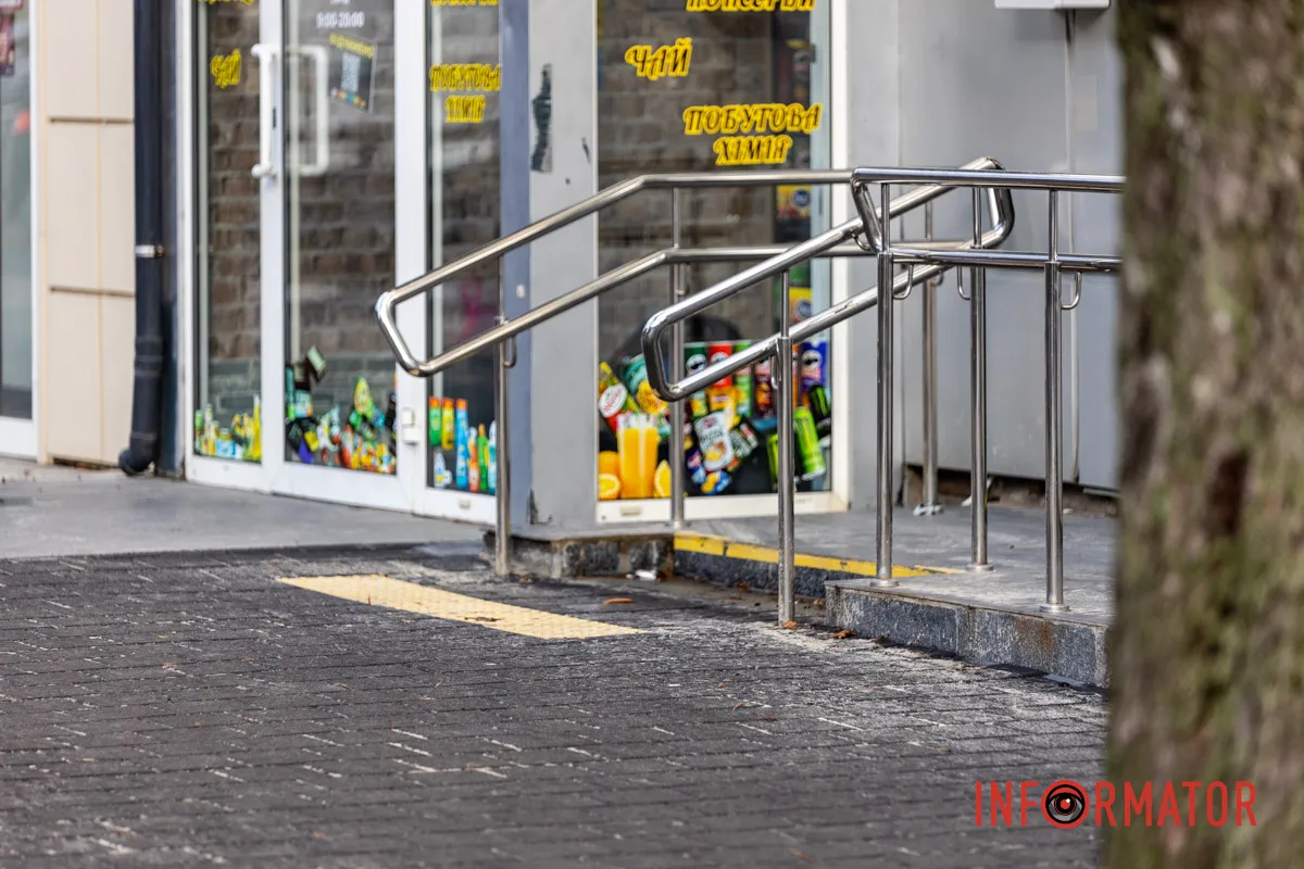 Вперше у Дніпрі поклали білу тактильну плитку: як змінилась вулиця Незалежності 5