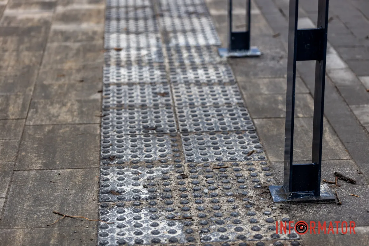 Вперше у Дніпрі поклали білу тактильну плитку: як змінилась вулиця Незалежності 4