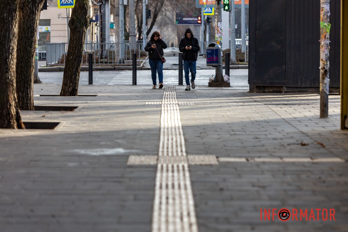 Вперше у Дніпрі поклали білу тактильну плитку: як змінилась вулиця Незалежності 8