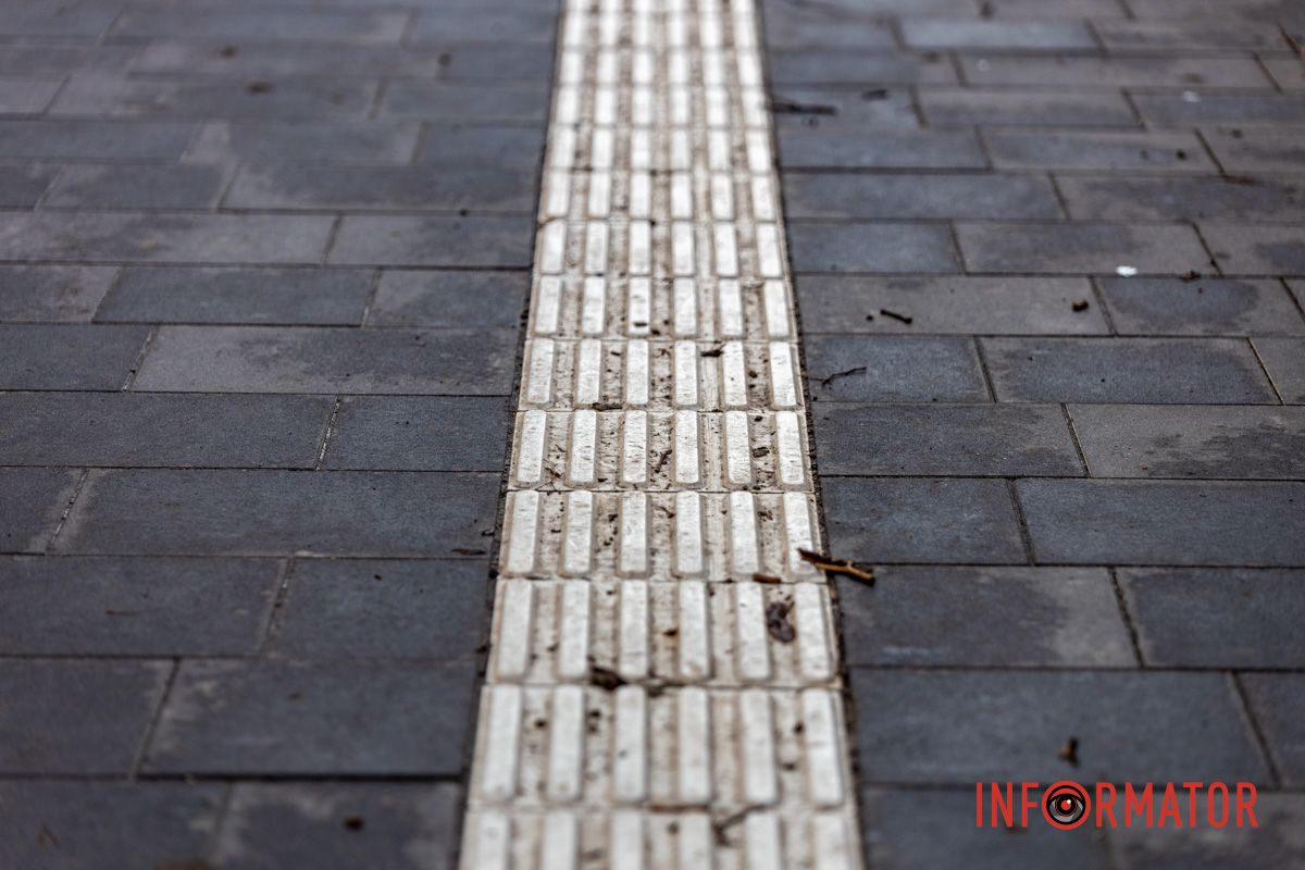 Вперше у Дніпрі поклали білу тактильну плитку: як змінилась вулиця Незалежності 9