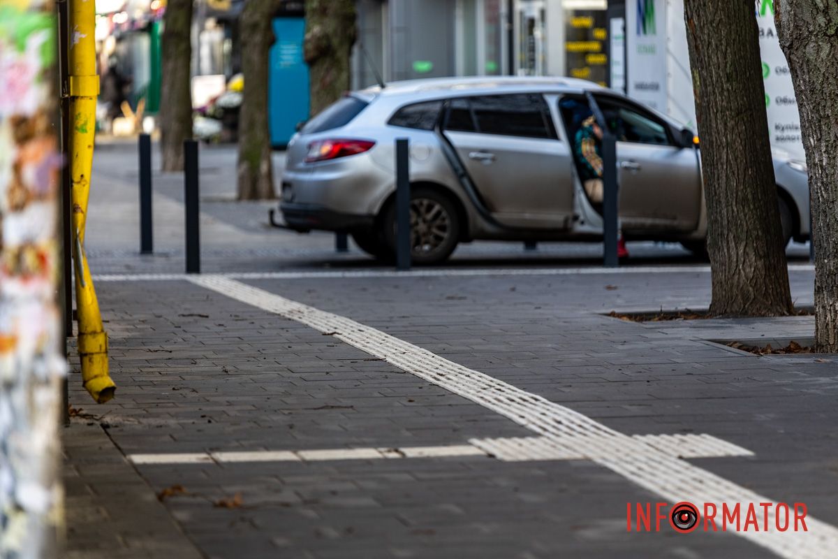 Вперше у Дніпрі поклали білу тактильну плитку: як змінилась вулиця Незалежності 11