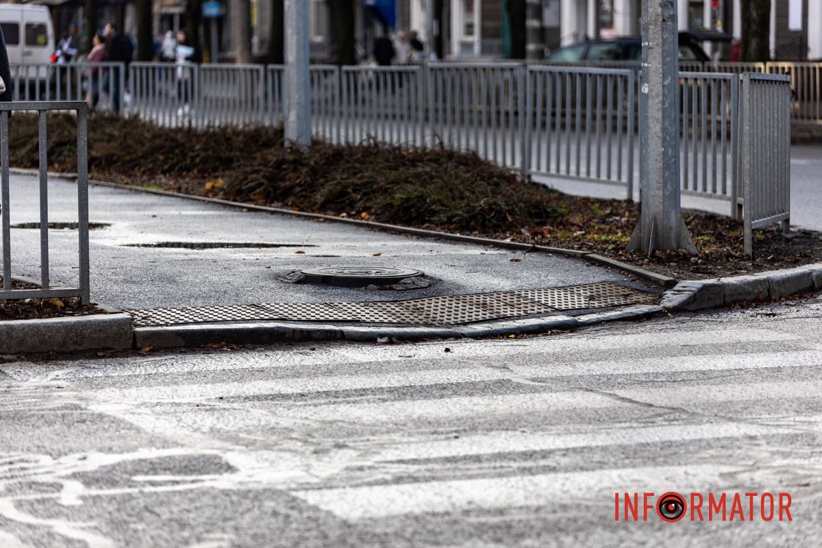 Вперше у Дніпрі поклали білу тактильну плитку: як змінилась вулиця Незалежності 13
