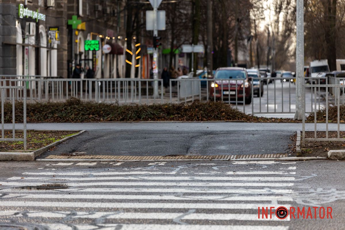 Вперше у Дніпрі поклали білу тактильну плитку: як змінилась вулиця Незалежності 14